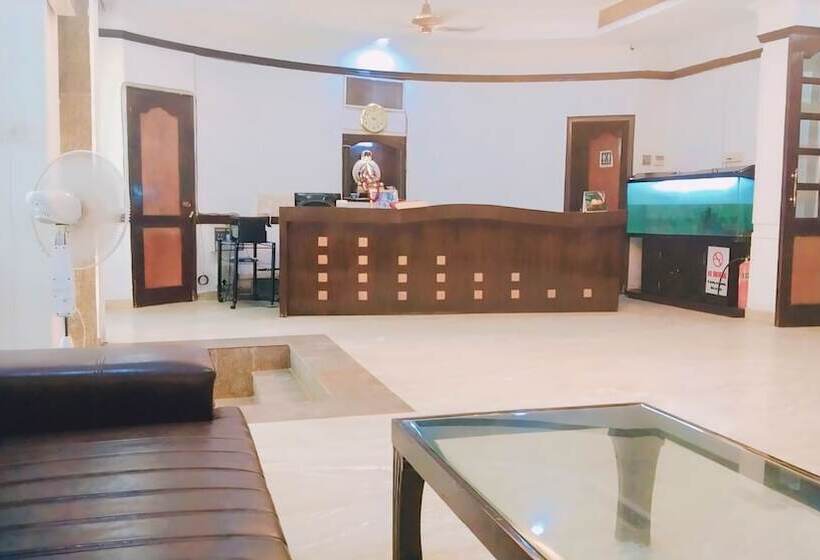 ホテル Panickers Residency   Ajmal Khan Market Near Karol Bagh Metro