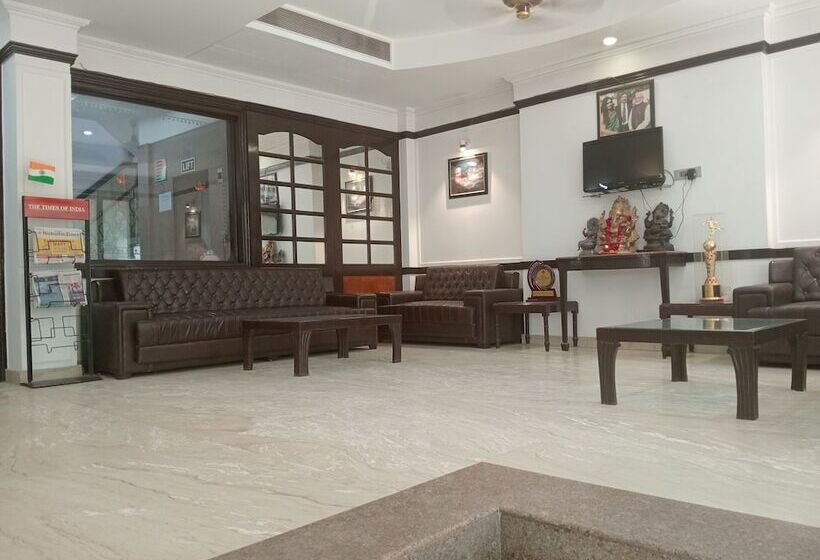 ホテル Panickers Residency   Ajmal Khan Market Near Karol Bagh Metro