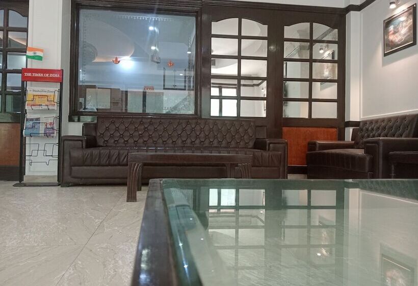 ホテル Panickers Residency   Ajmal Khan Market Near Karol Bagh Metro