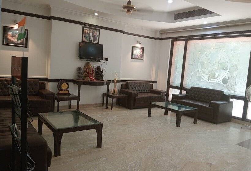 ホテル Panickers Residency   Ajmal Khan Market Near Karol Bagh Metro