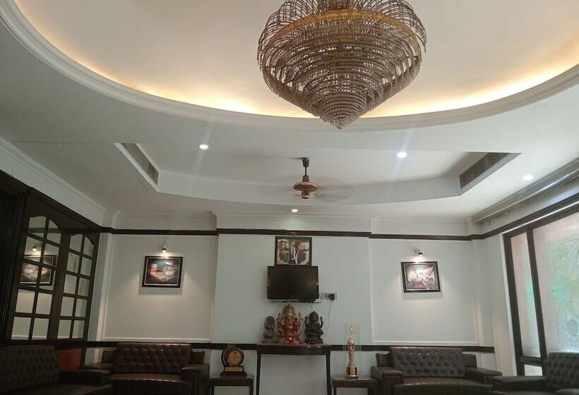 ホテル Panickers Residency   Ajmal Khan Market Near Karol Bagh Metro