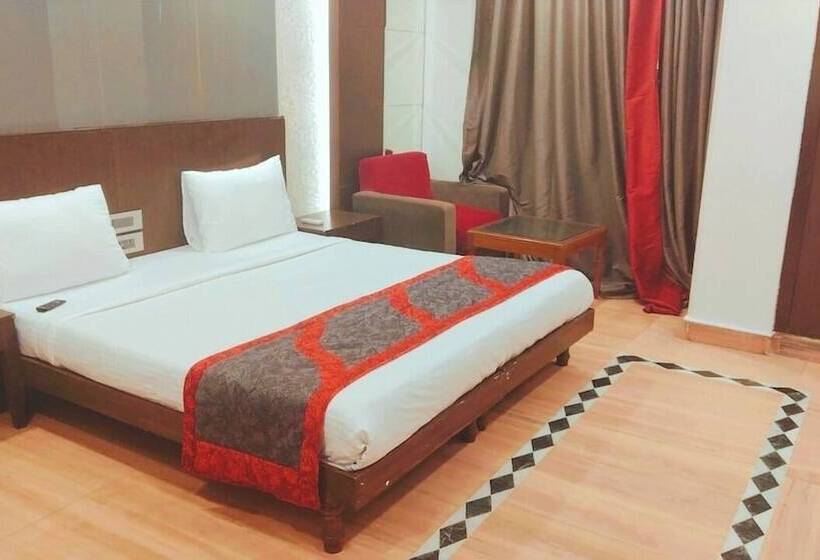 ホテル Panickers Residency   Ajmal Khan Market Near Karol Bagh Metro