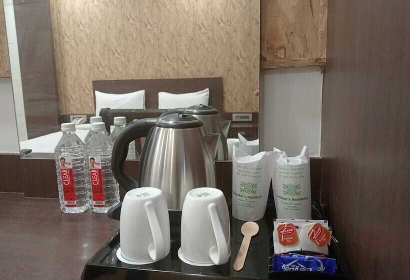 ホテル Panickers Residency   Ajmal Khan Market Near Karol Bagh Metro