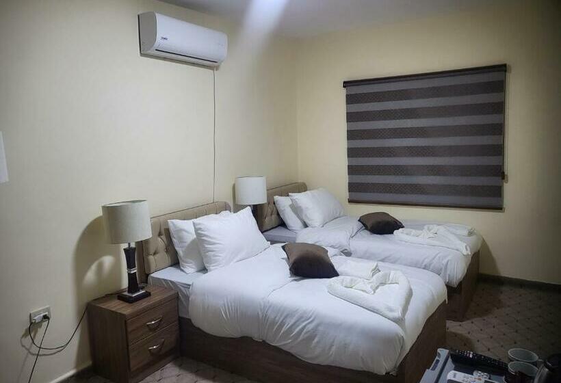 هاستل Petra Hill