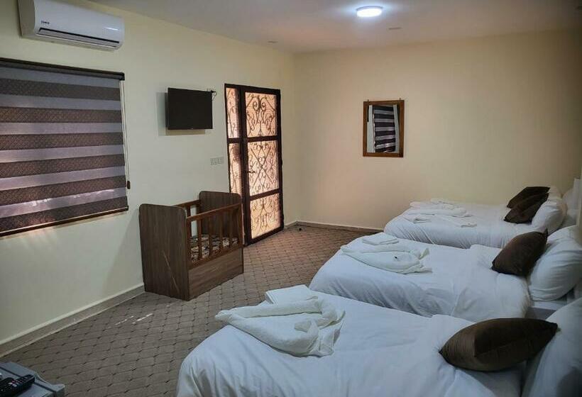 هاستل Petra Hill