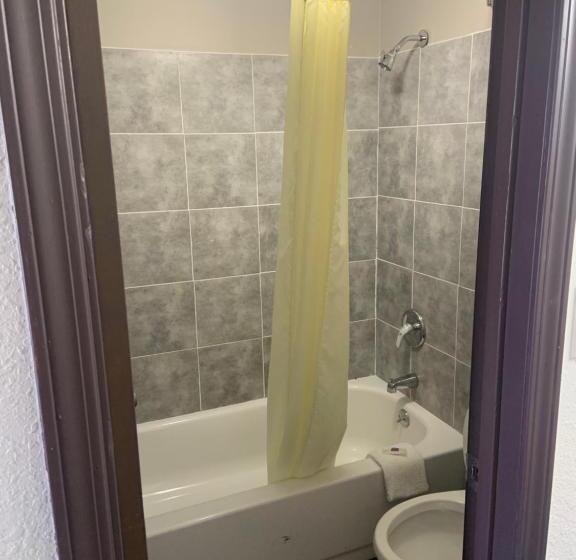 فندق على الطريق Relax Inn & Suites