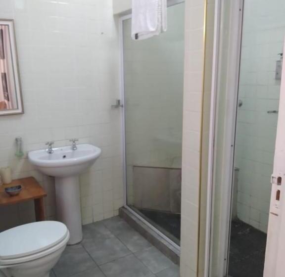 פנסיון Amethyst Suites