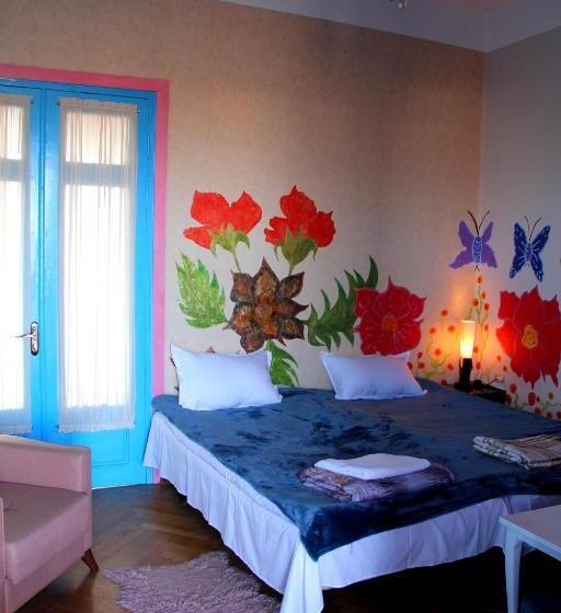 پانسیون Napoli Nataxtari Hotel,pool,bar