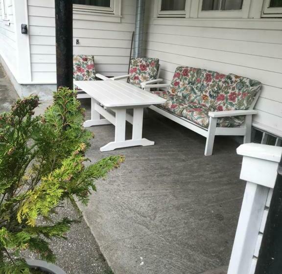 ユースホステル Leirvik Vandrehjem