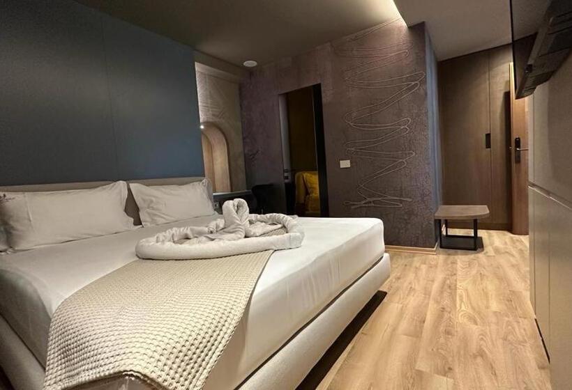 Hani I Gjelit Hotel, Korce