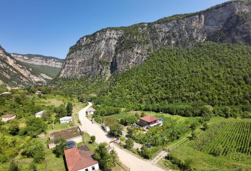 پانسیون Guest House Oasis   Tvishi