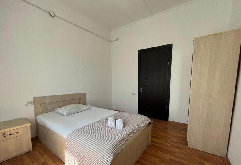 پانسیون Guest House Oasis   Tvishi