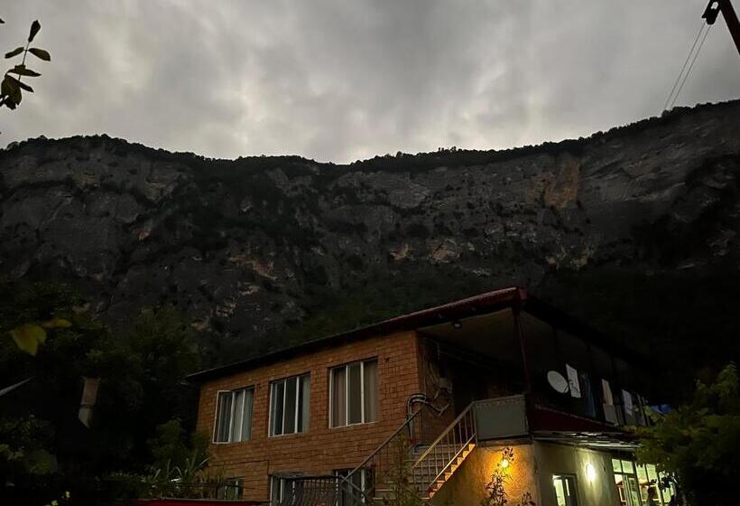 پانسیون Guest House Oasis   Tvishi