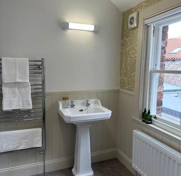 The Victoria Hotel,bar,bistro