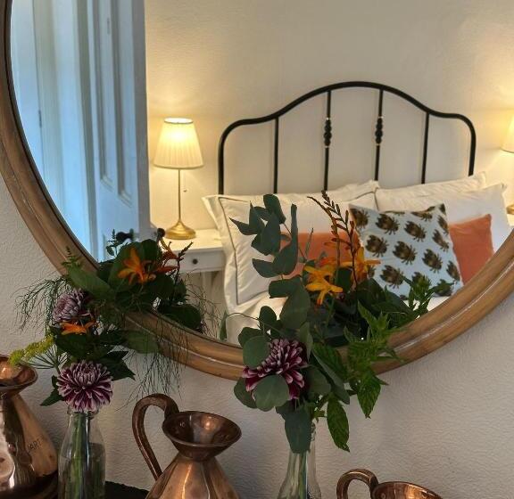 The Victoria Hotel,bar,bistro