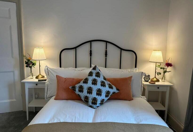 The Victoria Hotel,bar,bistro