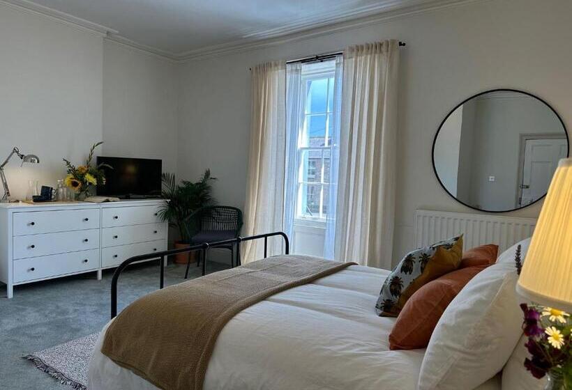 The Victoria Hotel,bar,bistro