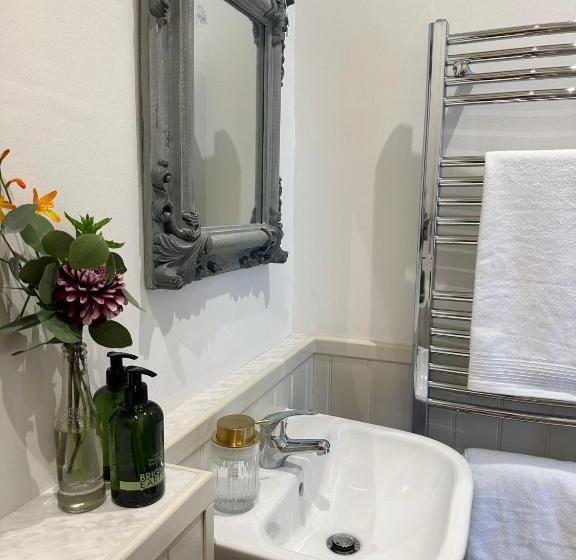 The Victoria Hotel,bar,bistro