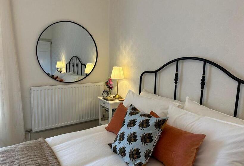 The Victoria Hotel,bar,bistro