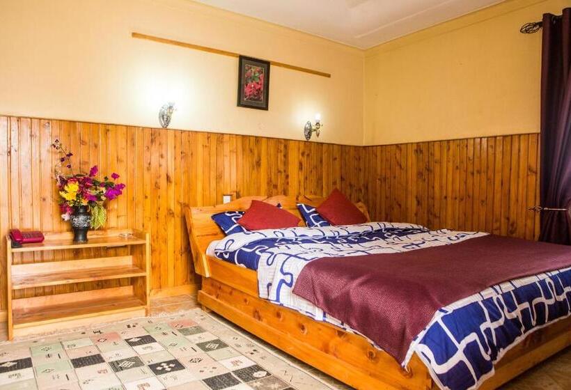 Bunyonyi Safaris Resort