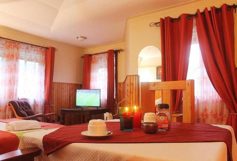 Bunyonyi Safaris Resort