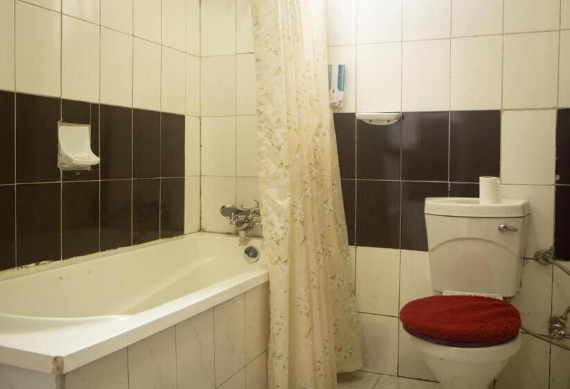 Bunyonyi Safaris Resort