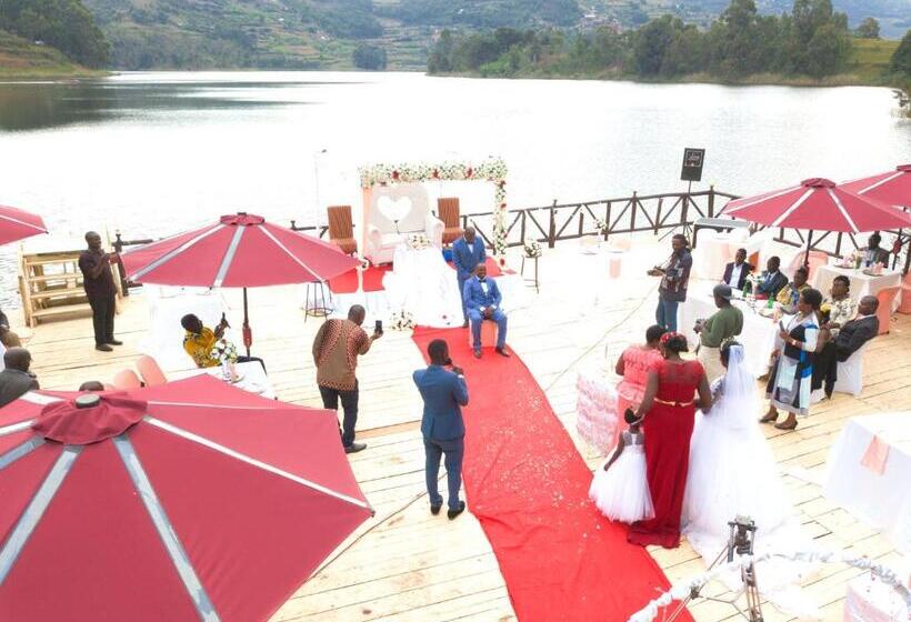 Bunyonyi Safaris Resort