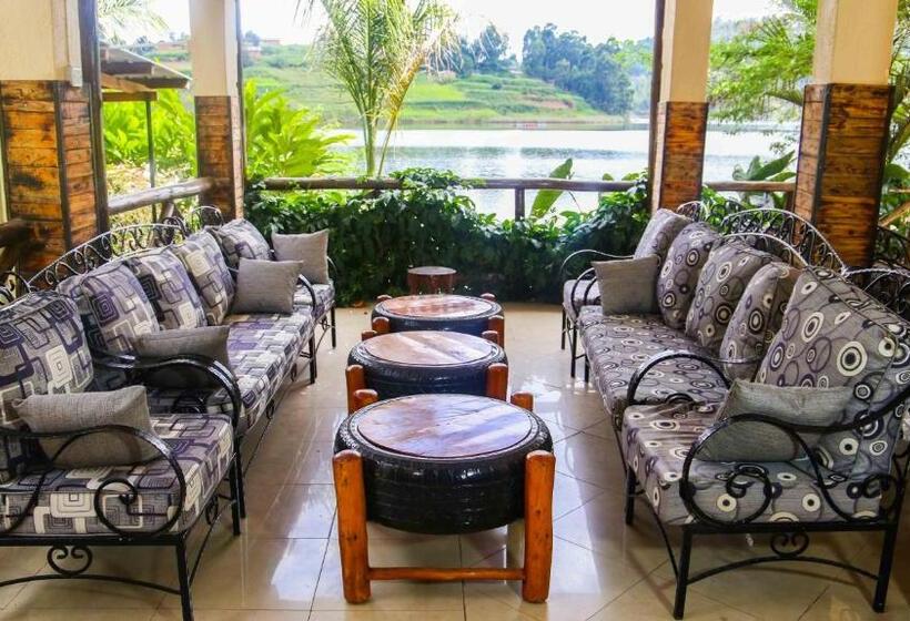 Bunyonyi Safaris Resort
