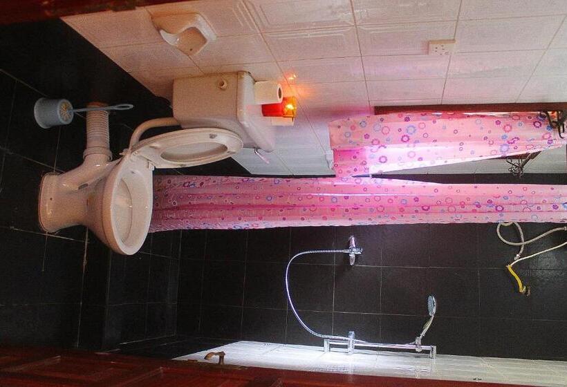 Bunyonyi Safaris Resort