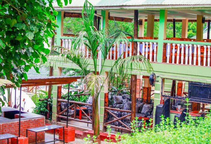 Bunyonyi Safaris Resort