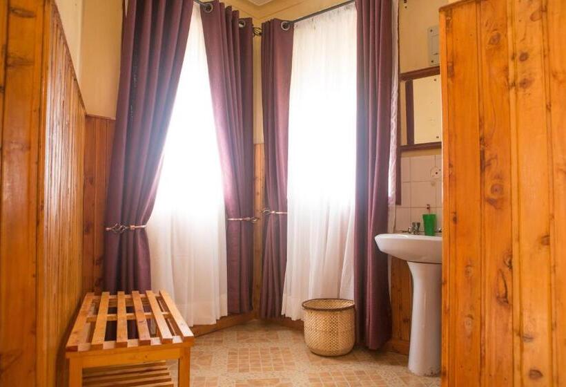 Bunyonyi Safaris Resort