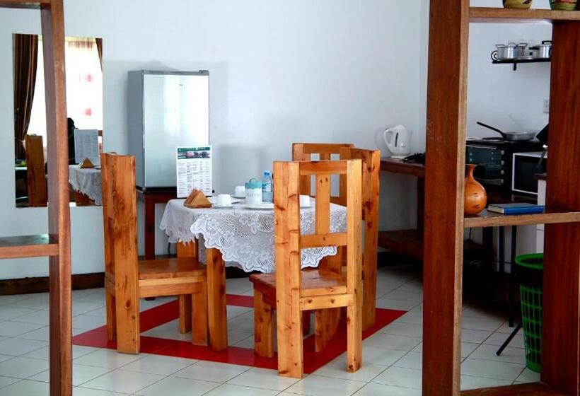 Bunyonyi Safaris Resort