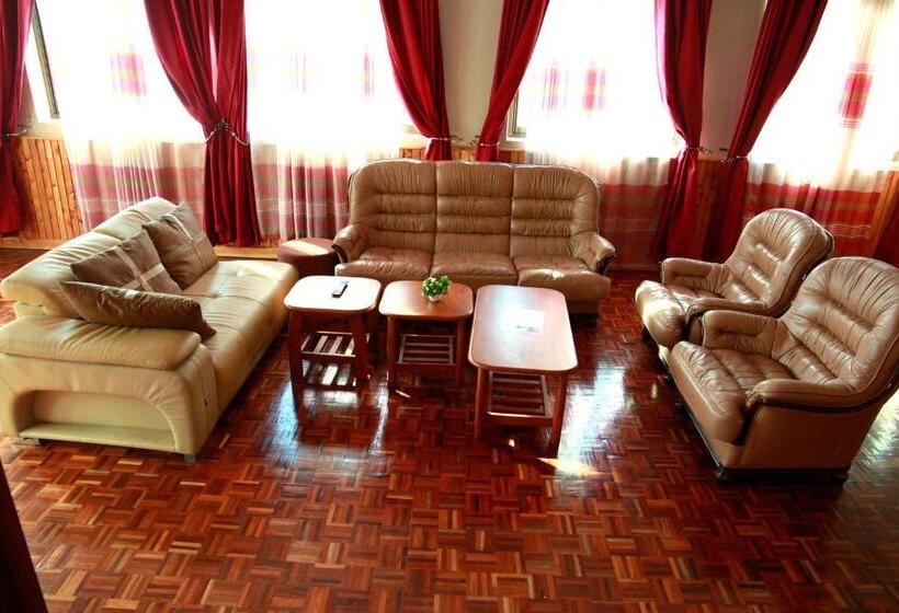 Bunyonyi Safaris Resort