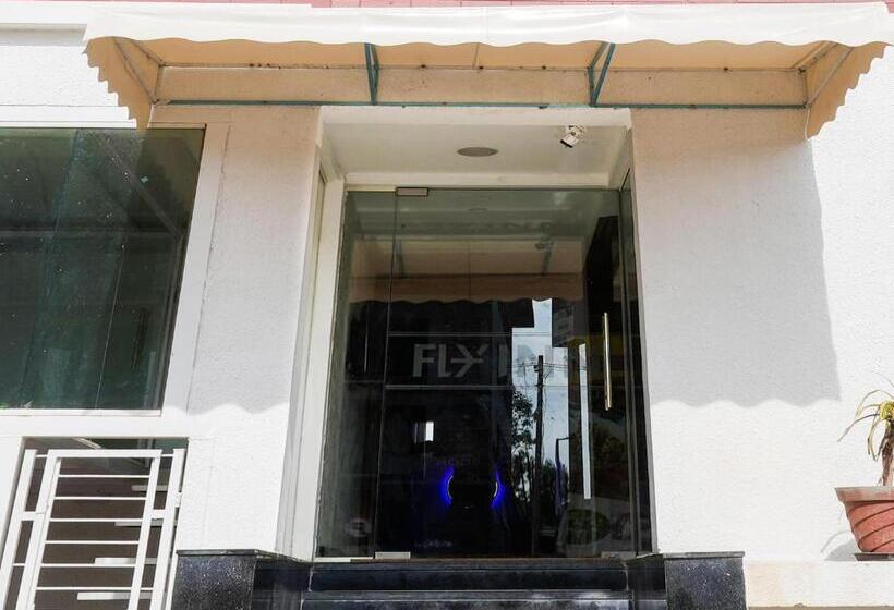 Отель Collection O M&m Hospitality Kiap Airport Back Gate