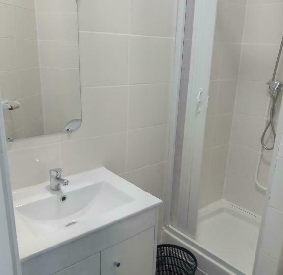 בית מלון כפרי Hôtel Le Celtic Montluçon