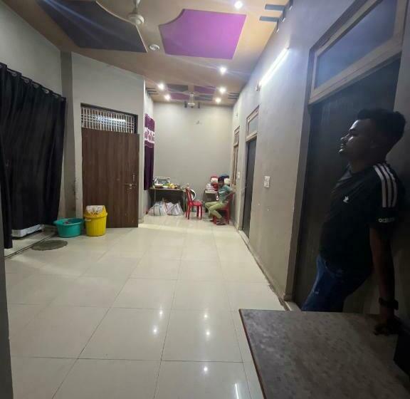 ホテル Oyo Desi Tadka Hotal