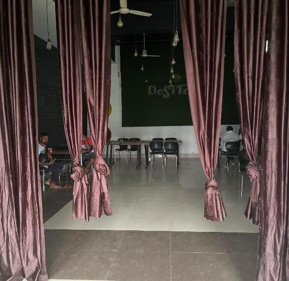 ホテル Oyo Desi Tadka Hotal