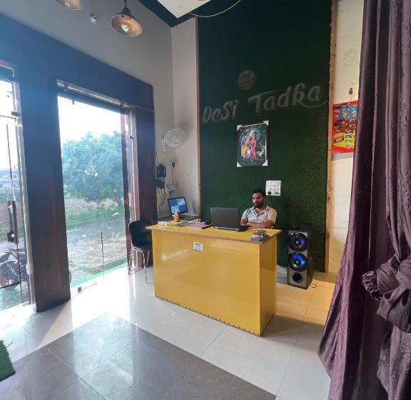 ホテル Oyo Desi Tadka Hotal