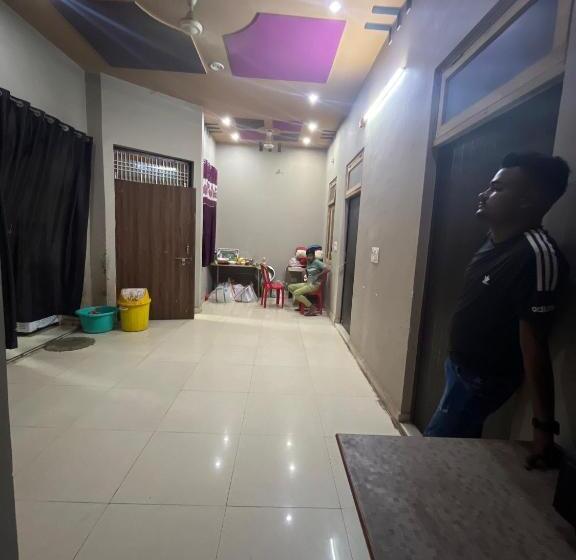 ホテル Oyo Desi Tadka Hotal