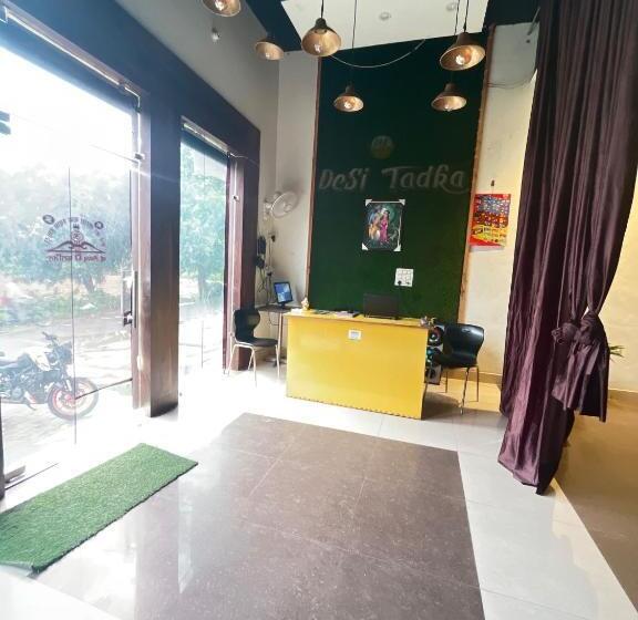 ホテル Oyo Desi Tadka Hotal