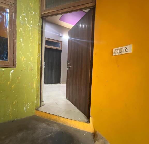 ホテル Oyo Desi Tadka Hotal