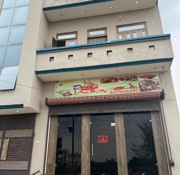 ホテル Oyo Desi Tadka Hotal