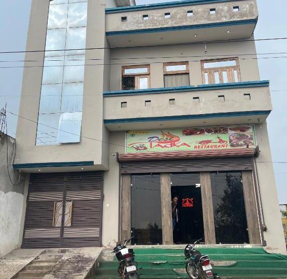 ホテル Oyo Desi Tadka Hotal