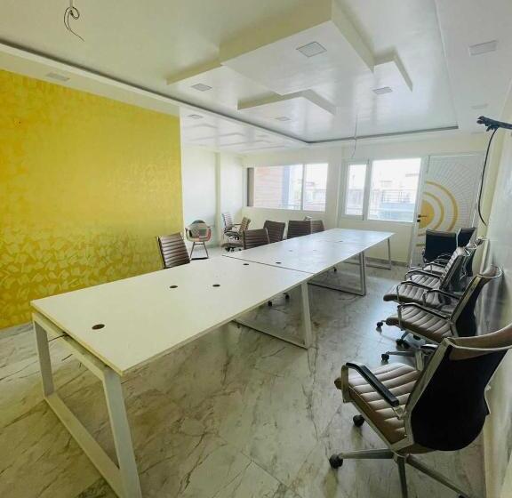 ホテル Oyo Desi Tadka Hotal