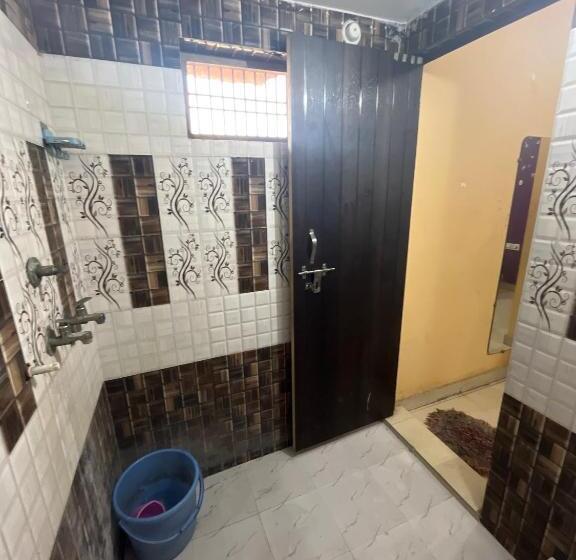 ホテル Oyo Desi Tadka Hotal