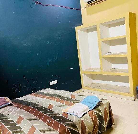 ホテル Oyo Desi Tadka Hotal