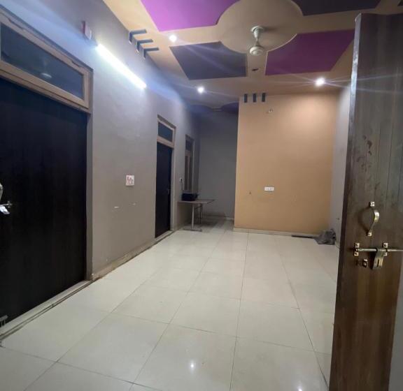 ホテル Oyo Desi Tadka Hotal