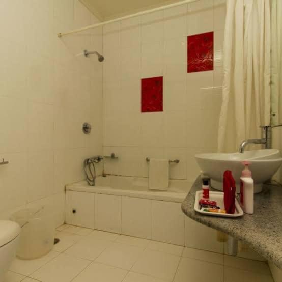 ホテル Oyo Desi Tadka Hotal