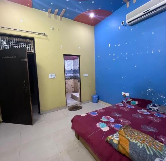 ホテル Oyo Desi Tadka Hotal