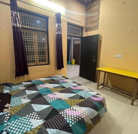 ホテル Oyo Desi Tadka Hotal